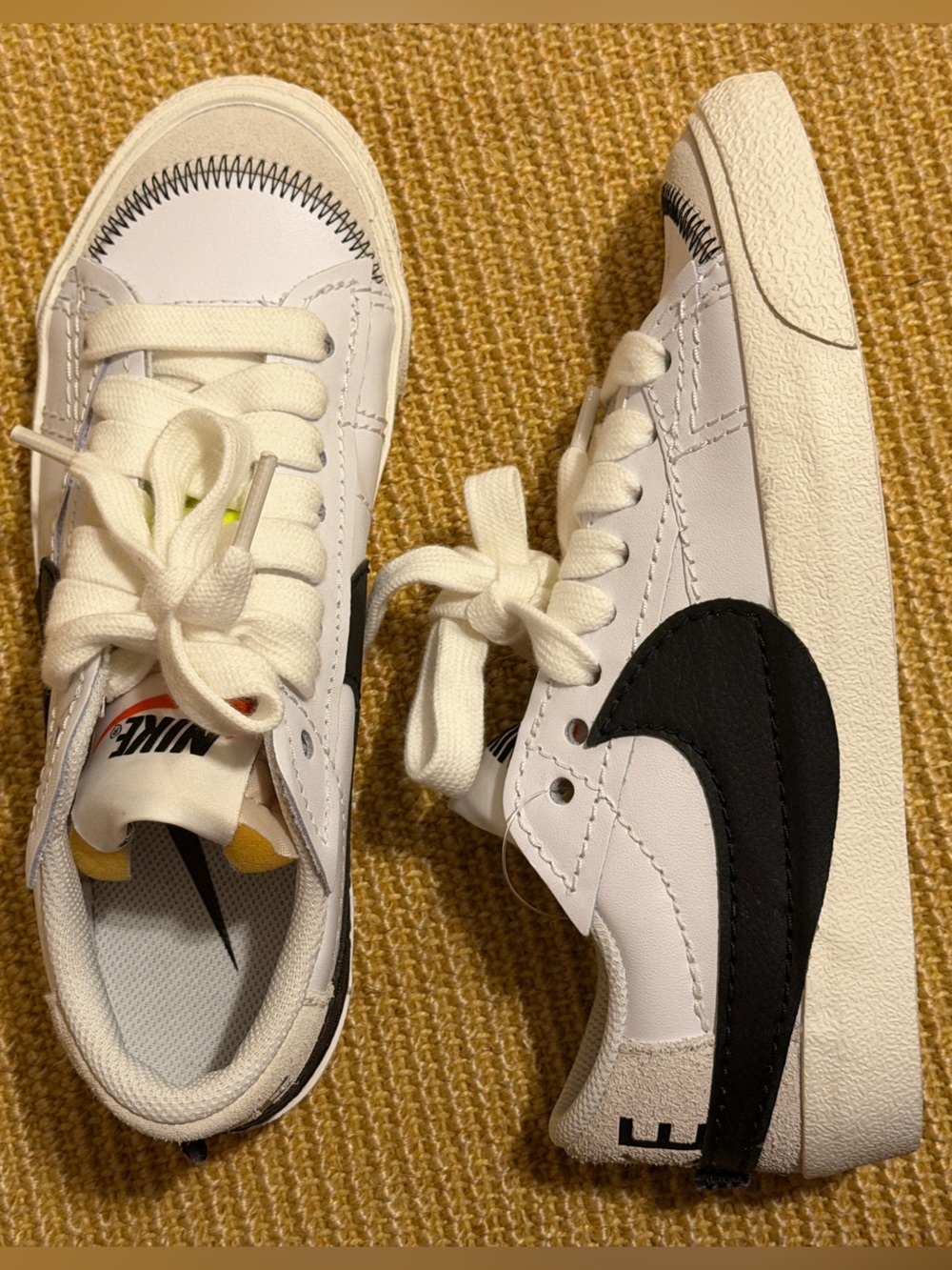 Nike women’s ‘white black’ Blazer Low '77 Jumbo sneaker